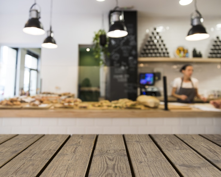 Kostenlose Foto holztisch mit blick auf bäckerei