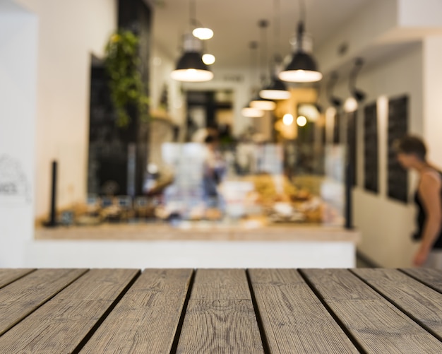 Kostenloses Foto holztisch mit blick auf das buffet