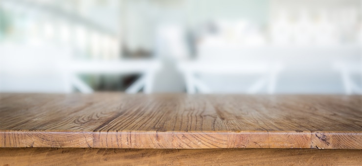 Kostenlose Foto holztisch mit unfocused hintergrund