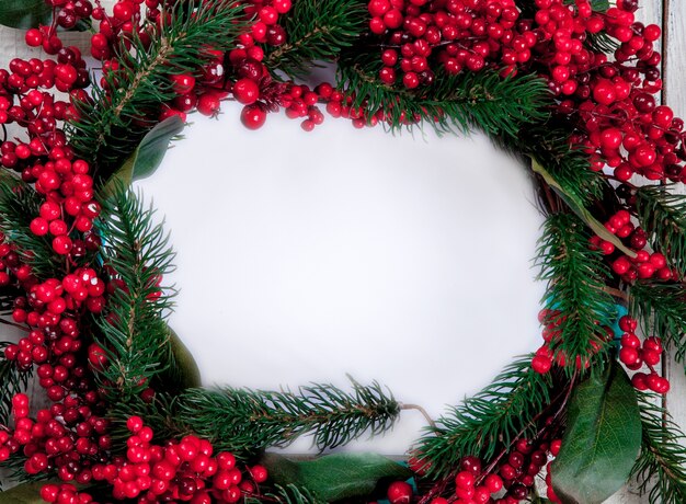 Holztisch mit Weihnachtsdekoration mit Kopierraum für Text.