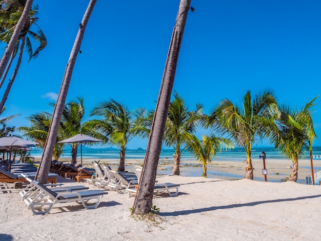 Holztisch und Stuhl am Strand