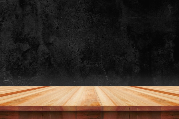 Holztischplatte auf nacktem Betonwandhintergrund - kann zur Präsentation oder Montage Ihrer Produkte verwendet werden