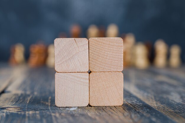 Holzwürfel auf Holztisch