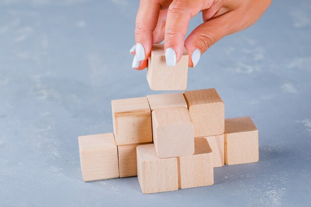 Holzwürfel von Hand setzen und stapeln