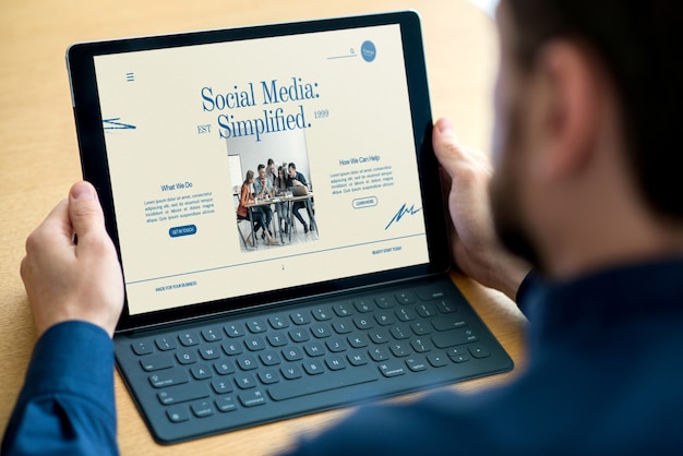 Homepage auf Laptop-Bildschirm gesehen