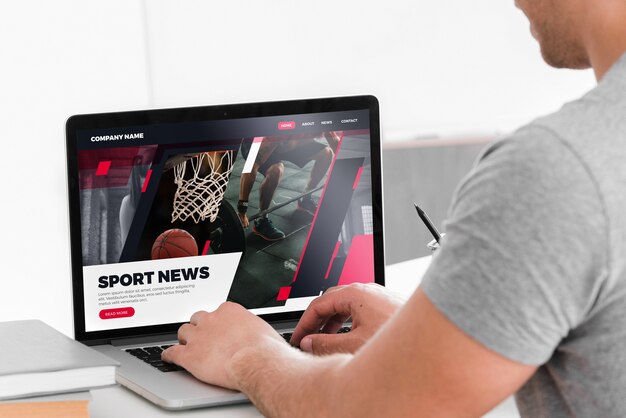 Homepage auf Laptop-Bildschirm gesehen