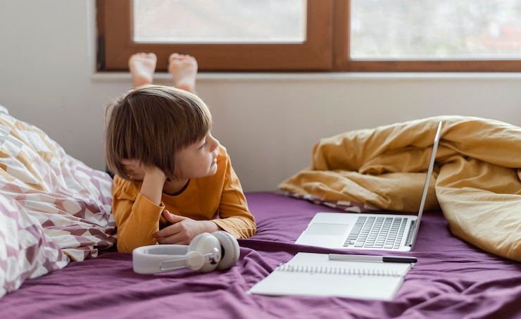 Kostenlose Foto homeschooling junge und sein laptop