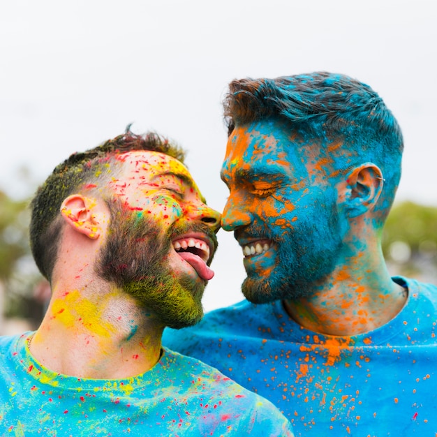Homosexuell Spaß haben und auf Holi Festival küssen