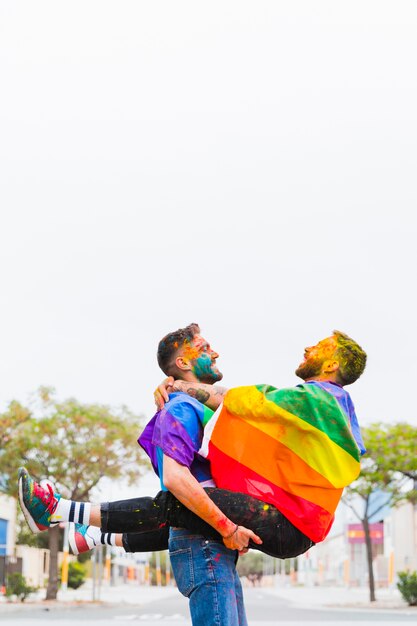 Homosexuelle Männer im bunten Pulver, das Spaß auf Festival hat