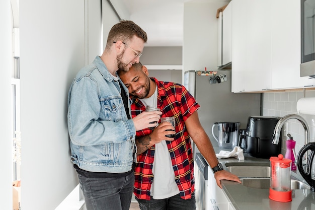 Homosexuelles paar beim kaffee, glückliche ehe hd-foto