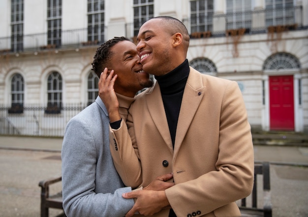 Kostenloses Foto homosexuelles paar, das draußen in der stadt liebevoll ist