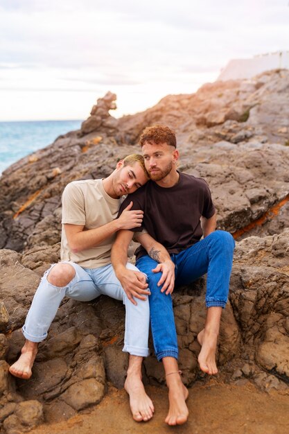 Kostenloses Foto homosexuelles paar, das liebevoll ist und zeit zusammen am strand verbringt