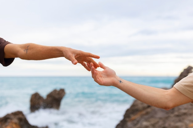 Homosexuelles Paar, das liebevoll ist und Zeit zusammen am Strand verbringt