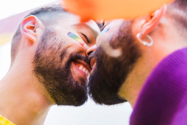 Homosexuelles Paar, das mit Augen bindet, schloss