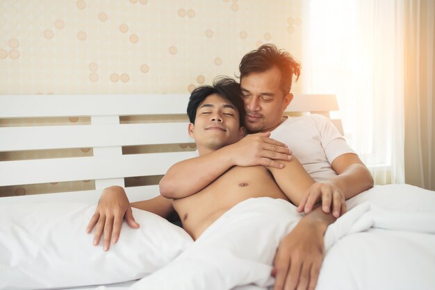 Homosexuelles Paar Liebeszeit auf dem Bett