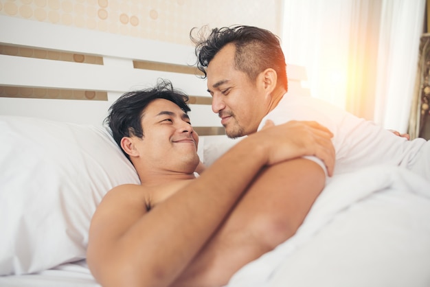 Homosexuelles Paar Liebeszeit auf dem Bett