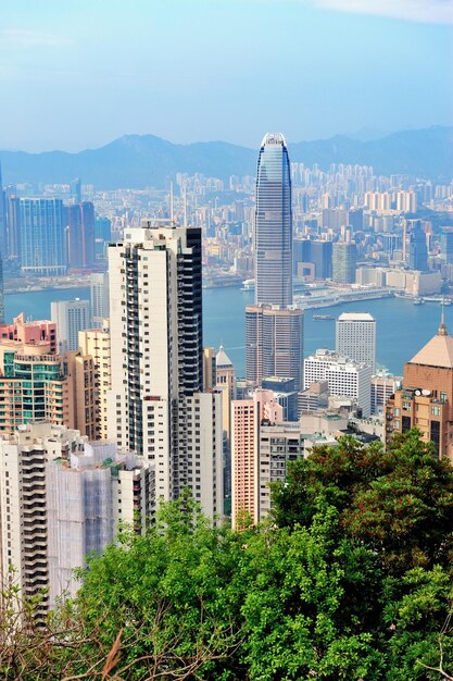 Hong Kong-Luftbildpanorama mit städtischen Wolkenkratzern und Meer.