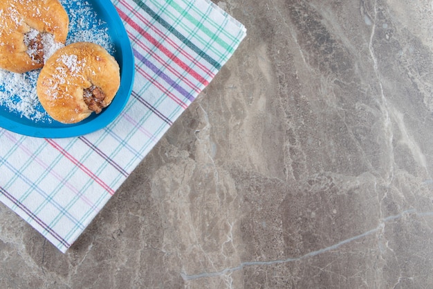 Honig-Shortbread auf einer Holzplatte auf Geschirrtuch auf Marmor.