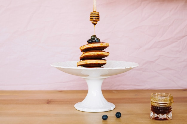 Kostenloses Foto honig und blaubeeren für pfannkuchen