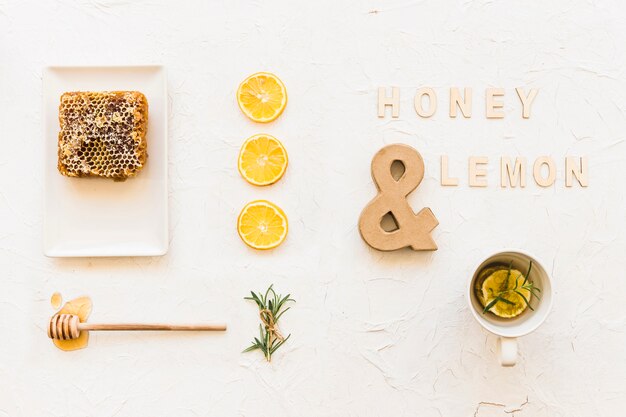 Honig und Zitrone Tee mit Waben, Zitronenscheiben und Rosmarin