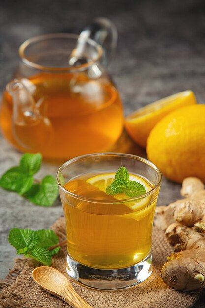 Honig-Zitronen-Ingwer-Saft Lebensmittel- und Getränkeprodukte aus Ingwerextrakt Lebensmittelernährungskonzept.
