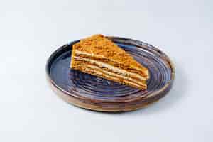 Kostenloses Foto honigkuchen mit mehrschichtiger creme