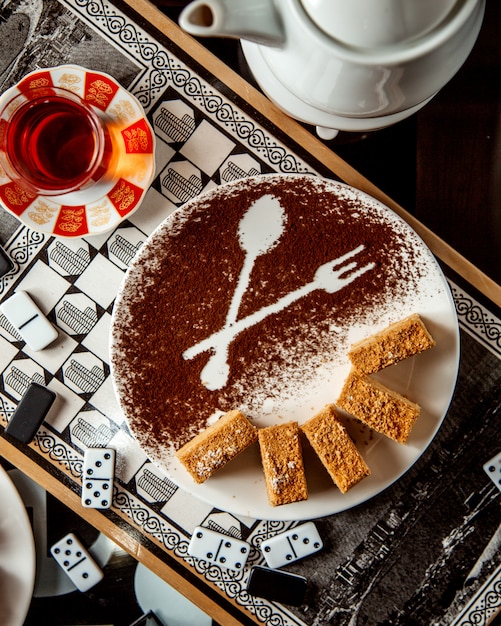 Kostenloses Foto honigkuchen und schwarzer tee