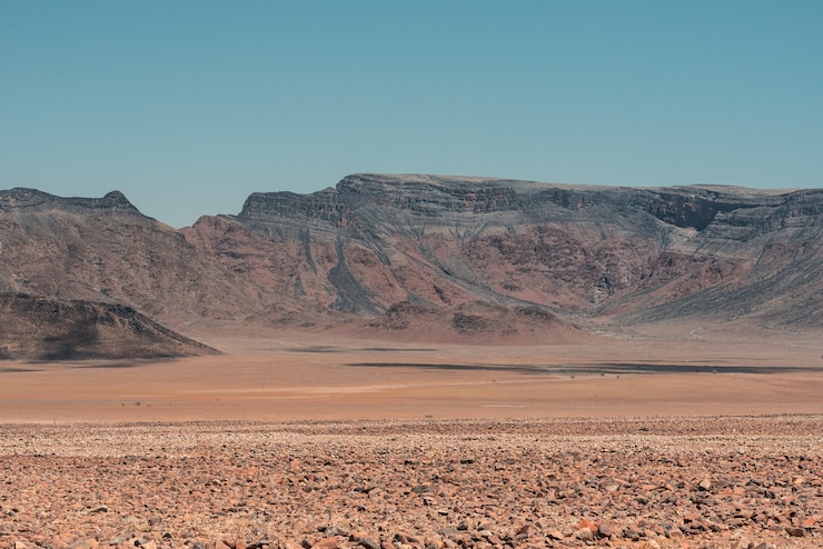 Kostenlose Foto horizontale aufnahme der berglandschaft an der namib-wüste in namibia unter dem blauen himmel