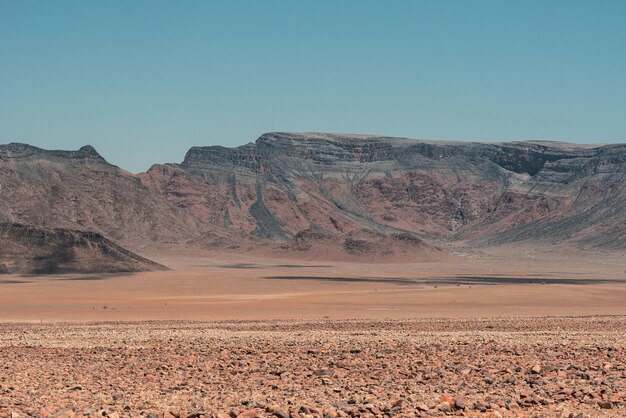 Horizontale Aufnahme der Berglandschaft an der Namib-Wüste in Namibia unter dem blauen Himmel