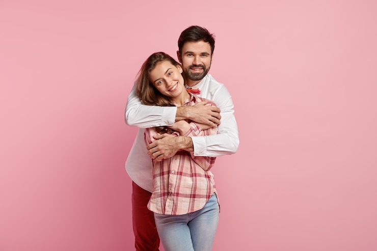 Kostenlose Foto horizontale aufnahme der glücklichen umarmung von freundin und freund mit liebe