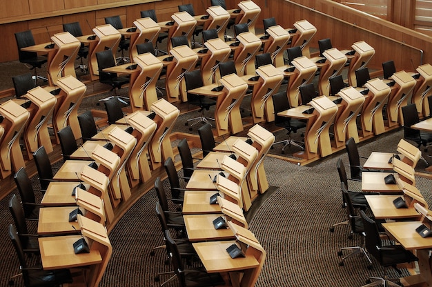 Kostenloses Foto horizontale aufnahme der schreibtische im schottischen parlamentsgebäude