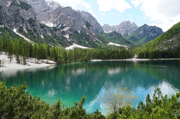 Horizontale Aufnahme des Prags-Sees im Naturpark Fanes-Senns-Prags in Südtirol, Italien