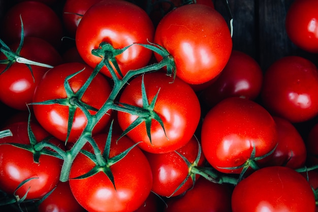 Horizontale Aufnahme einiger Brunchs frischer roter Tomaten