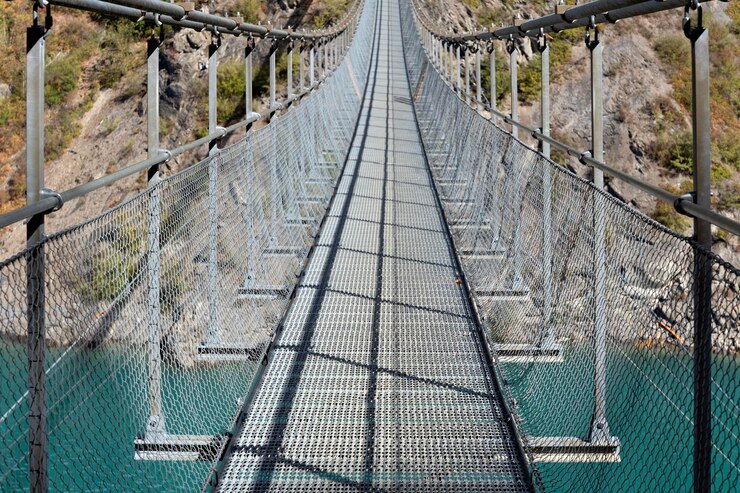 Kostenlose Foto horizontaler blick auf die himalaya-fußgängerbrücke, die den drac in der nähe des monteynard-sees überquert