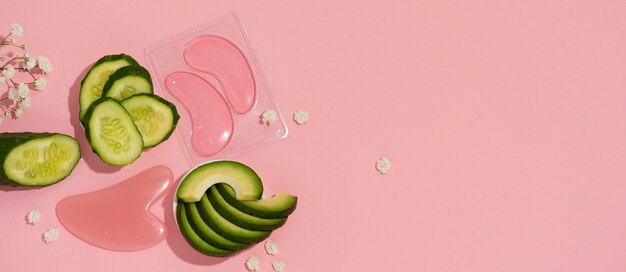 Horizontales Banner für Gua Sha mit Avocado und Gurke