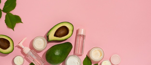 Horizontales Banner für Kosmetikprodukte mit Avocado