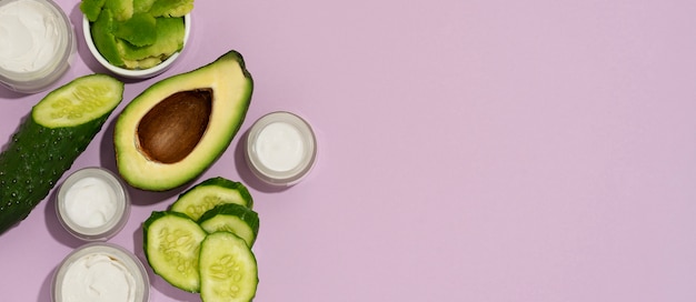 Kostenloses Foto horizontales banner für kosmetikprodukte mit gurke und avocado