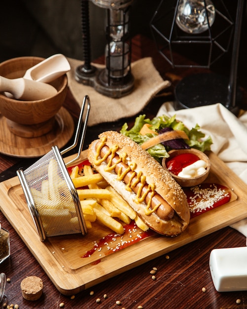 Kostenloses Foto hot dog mit pommes frites seitenansicht