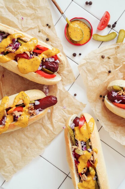 Hot Dog mit Sauce auf weißer Oberfläche