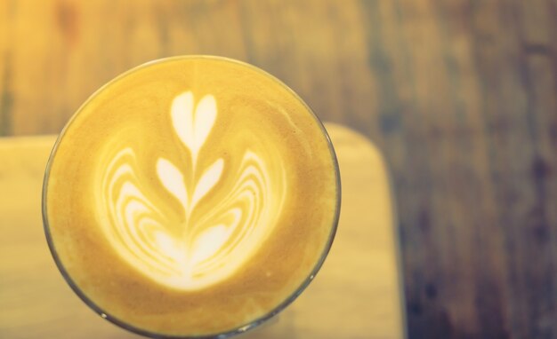 Hot Latte Art Kaffee auf dem Tisch (gefiltertes Bild verarbeitet Jahrgang