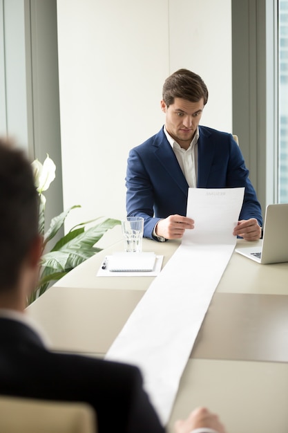 Kostenloses Foto hr-manager liest zu lange kandidaten wieder