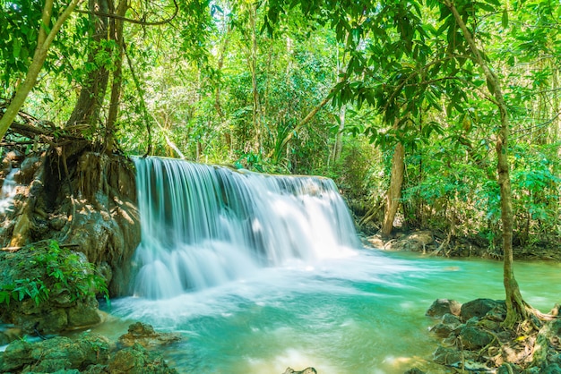 Huay mae kamin waterfall bei kanchanaburi in thailand