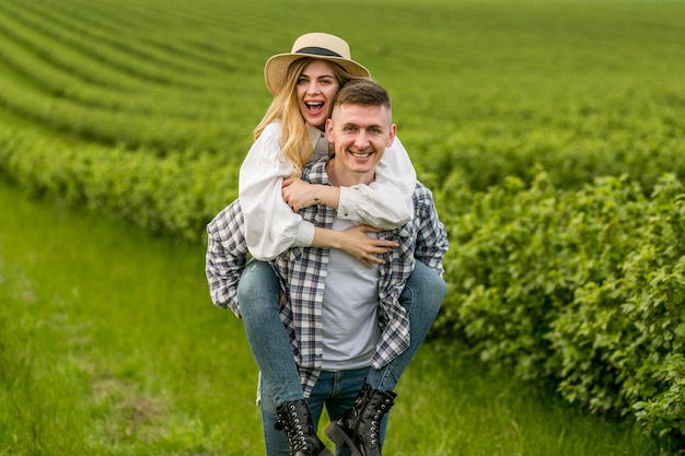 Kostenloses Foto huckepack für frau