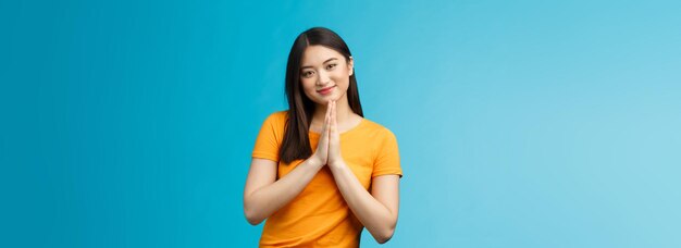Hübsch bitte Mädchen fragen höflich niedlich charmante asiatische Frau lächelnd zärtlich Hände halten beten grinni
