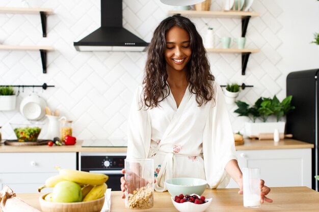 Hübsche afrikanische Frau macht ein gesundes Frühstück