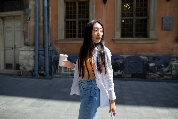 Hübsche asiatische Frau, die an einem lokalen Ort reist