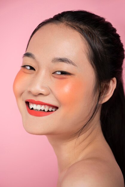 Hübsche asiatische Frau, die Make-up trägt