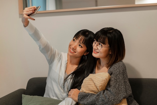 Hübsche asiatische Mädchen, die ein Selfie machen