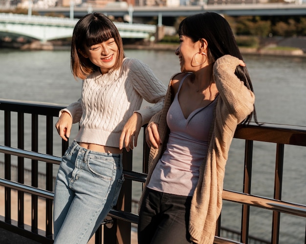 Kostenloses Foto hübsche asiatische mädchen, die zusammen posieren