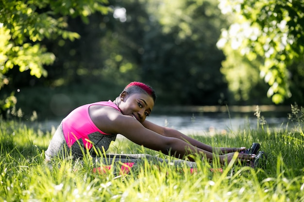 Hübsche Biegung Person Twist Stretching Sommer